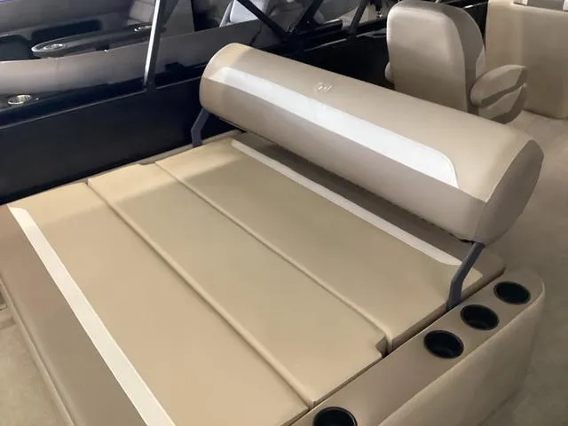 Slide: The Image of Premier 220 SUNSCAPE RL 2025 - 14