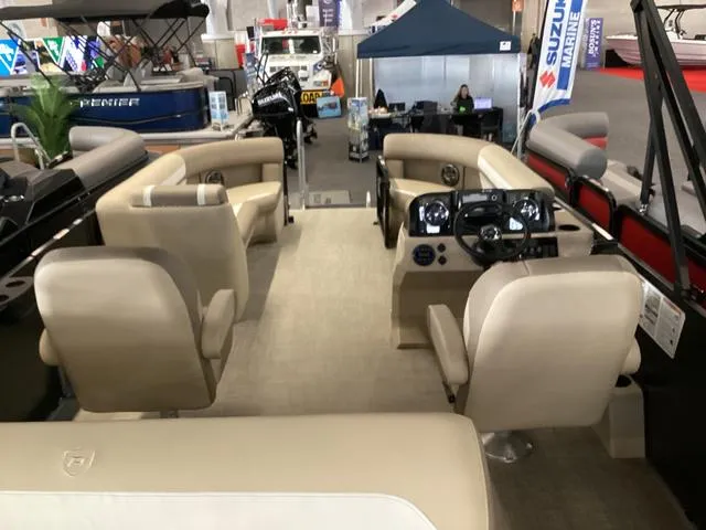 Slide: The Image of Premier 220 SUNSCAPE RL 2025 - 16