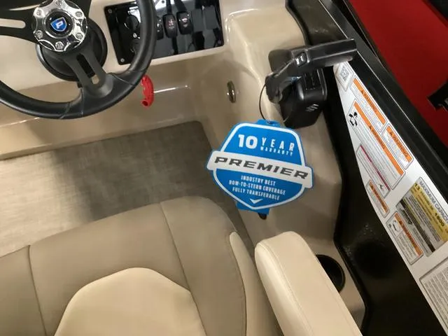 Slide: The Image of Premier 220 SUNSCAPE RL 2025 - 17