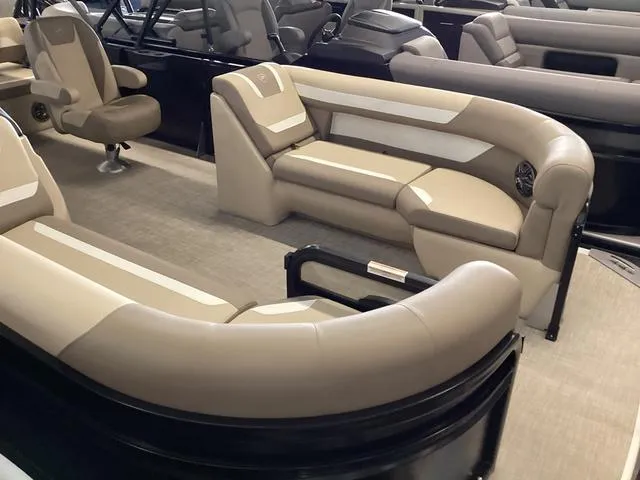 Slide: The Image of Premier 220 SUNSCAPE RL 2025 - 4