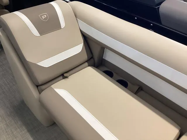 Slide: The Image of Premier 220 SUNSCAPE RL 2025 - 5