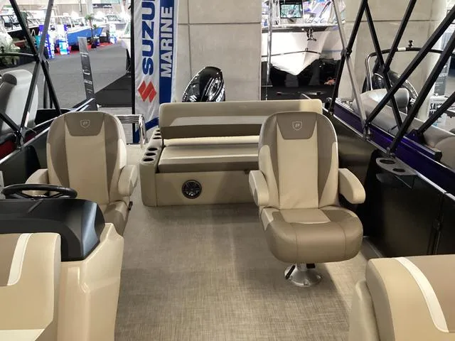 Slide: The Image of Premier 220 SUNSCAPE RL 2025 - 6