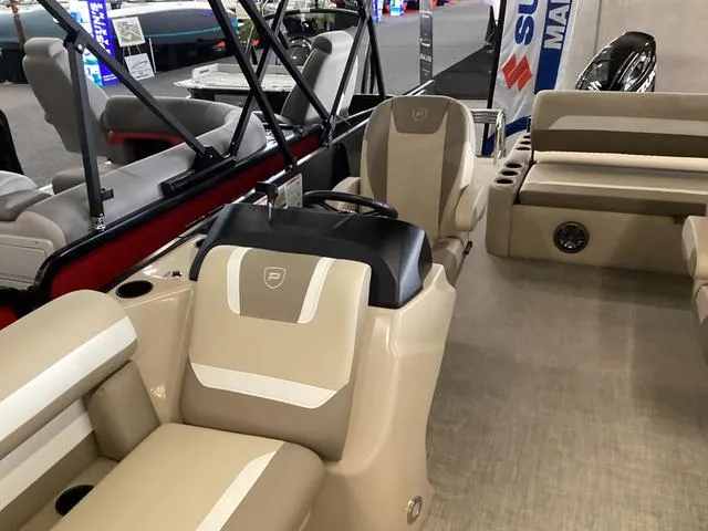 Slide: The Image of Premier 220 SUNSCAPE RL 2025 - 7