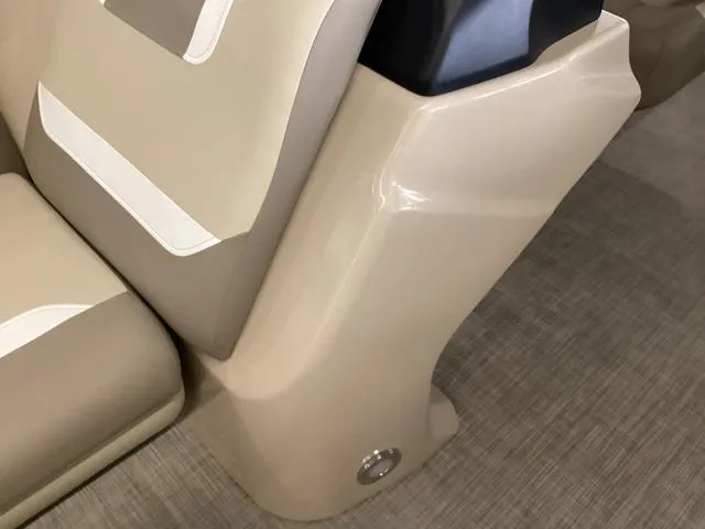 Slide: The Image of Premier 220 SUNSCAPE RL 2025 - 8