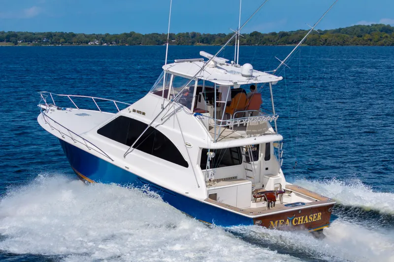 Slide: The Image of 2005 Ocean Yachts Super Sport cruising on open water. - 4