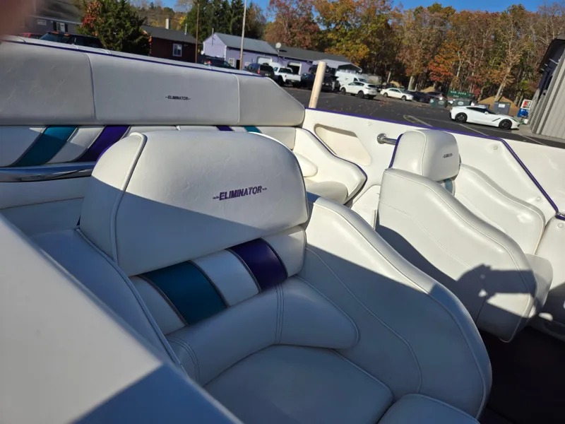 Slide: The Image of Interior of a 2000 Eliminator 25 Daytona boat with white and blue seating. - 28