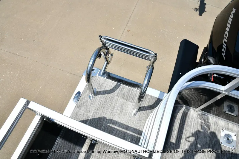 Slide: The Image of Ranger 223FC boat with 200HP Mercury 4 Stroke engine, featuring a sturdy swim ladder. - 40