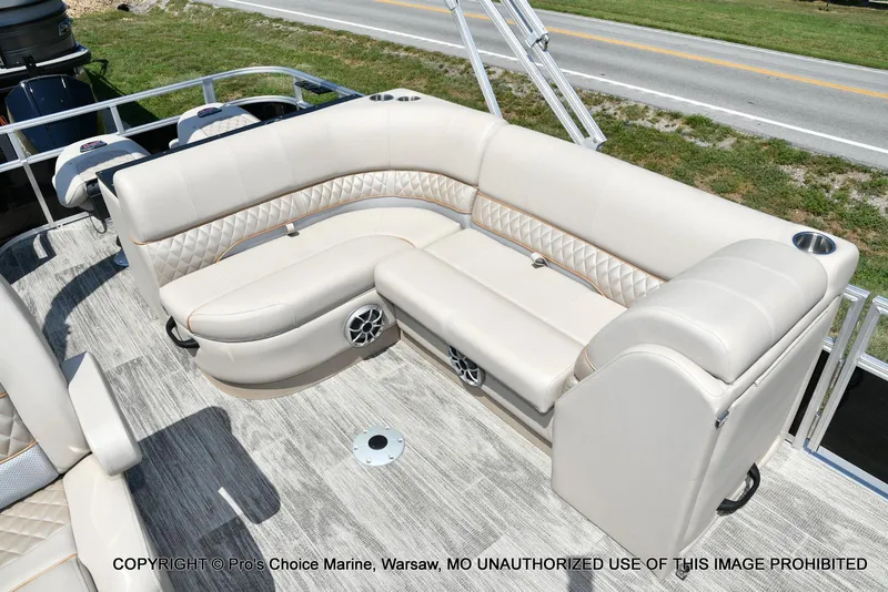 Slide: The Image of Ranger 223FC w/200HP Mercury 4 Stroke 2025 - 53