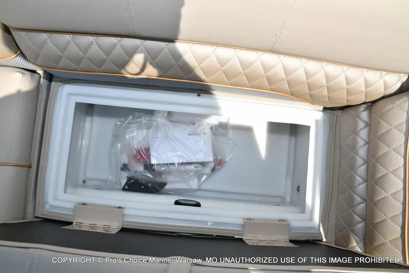 Slide: The Image of Ranger 223FC w/200HP Mercury 4 Stroke 2025 - 55