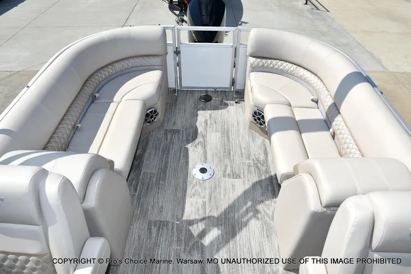 Slide: The Image of Ranger 243C Cruise w/250HP Mercury 4 Stroke 2025 - 11