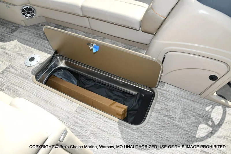 Slide: The Image of Ranger 243C Cruise w/250HP Mercury 4 Stroke 2025 - 33