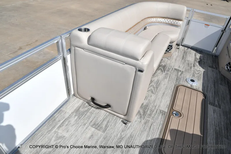 Slide: The Image of Ranger 243C Cruise w/250HP Mercury 4 Stroke 2025 - 35