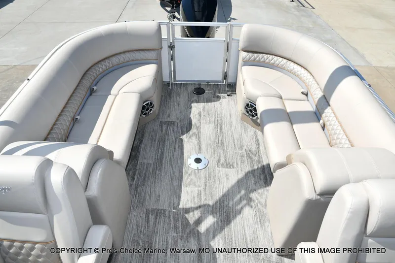 Slide: The Image of Ranger 243C Cruise w/250HP Mercury 4 Stroke 2025 - 37