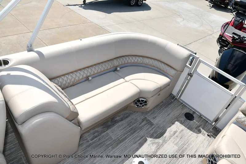 Slide: The Image of Ranger 243C Cruise w/250HP Mercury 4 Stroke 2025 - 38