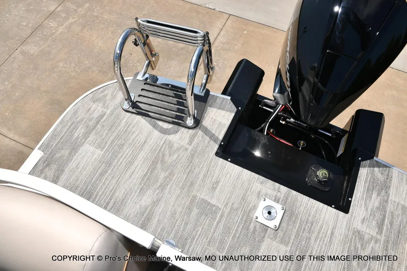 Slide: The Image of Ranger 243C Cruise w/250HP Mercury 4 Stroke 2025 - 40