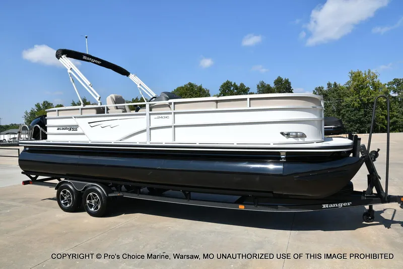 Slide: The Image of Ranger 243C Cruise w/250HP Mercury 4 Stroke 2025 - 62