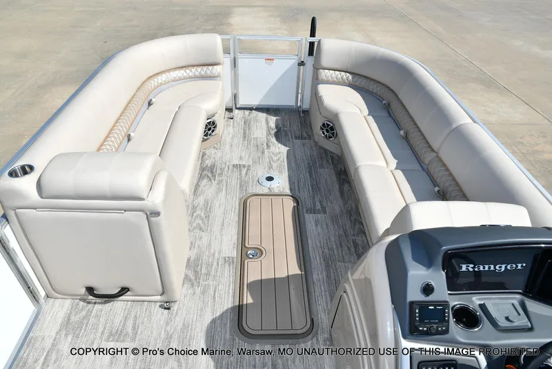 Slide: The Image of Ranger 243C Cruise w/250HP Mercury 4 Stroke 2025 - 9