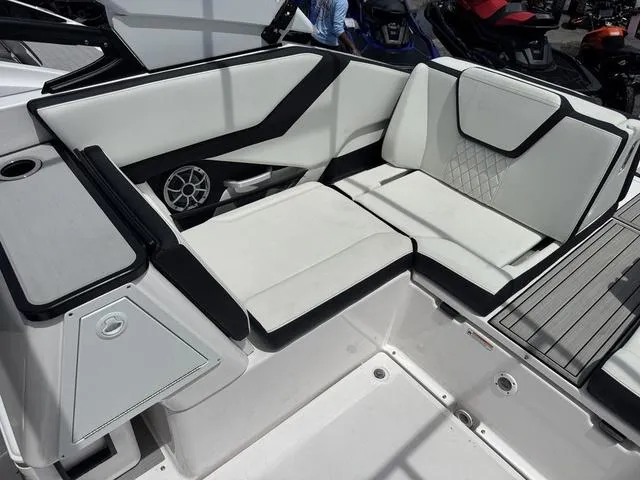 Slide: The Image of Yamaha 252S 2025 - 13