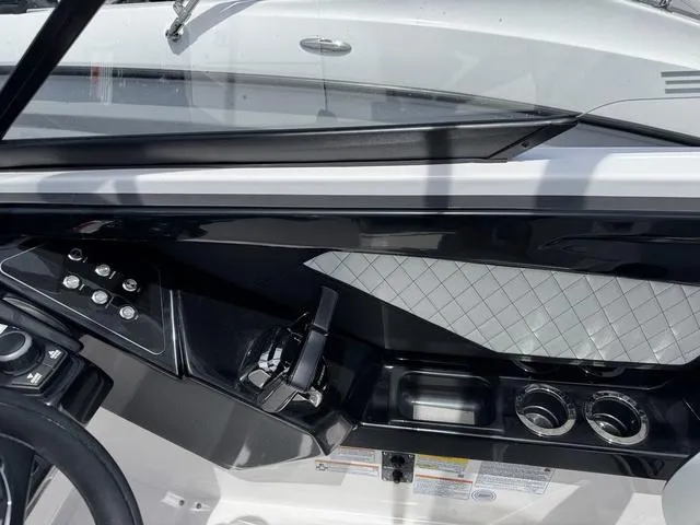 Slide: The Image of Yamaha 252S 2025 - 15