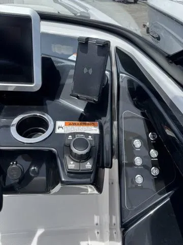 Slide: The Image of Yamaha 252S 2025 - 17