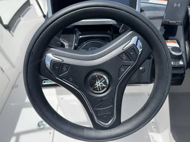 Slide: The Image of Yamaha 252S 2025 - 18