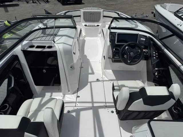 Slide: The Image of Yamaha 252S 2025 - 4