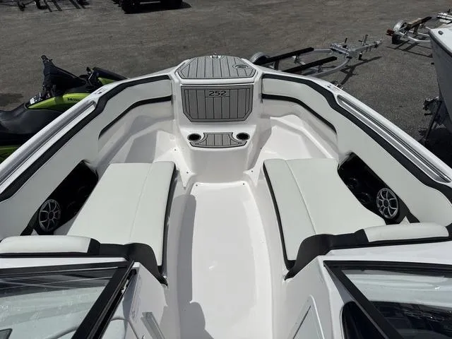 Slide: The Image of Yamaha 252S 2025 - 5