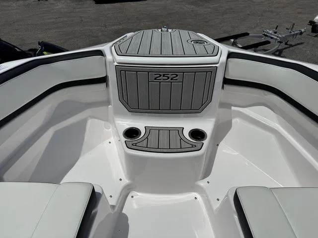 Slide: The Image of Yamaha 252S 2025 - 6