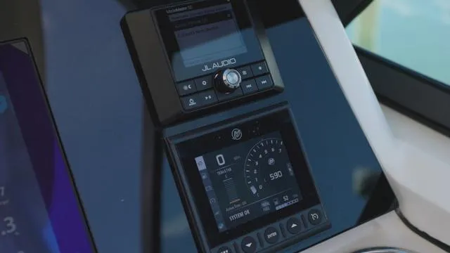 Slide: The Image of Boston Whaler 240 Vantage 2022 - 10