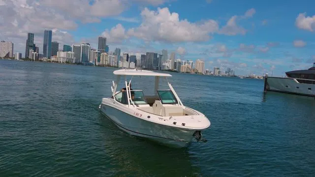 Slide: The Image of Boston Whaler 240 Vantage 2022 - 17
