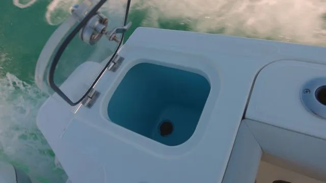 Slide: The Image of Boston Whaler 240 Vantage 2022 - 18