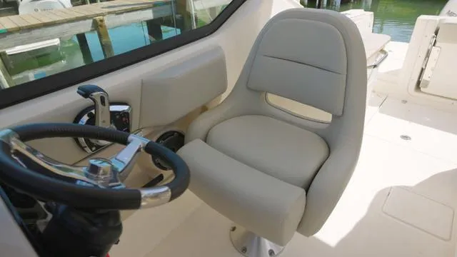 Slide: The Image of Boston Whaler 240 Vantage 2022 - 8