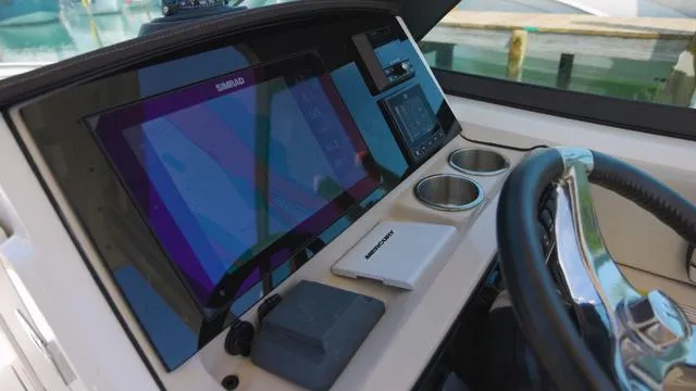 Slide: The Image of Boston Whaler 240 Vantage 2023 - 12