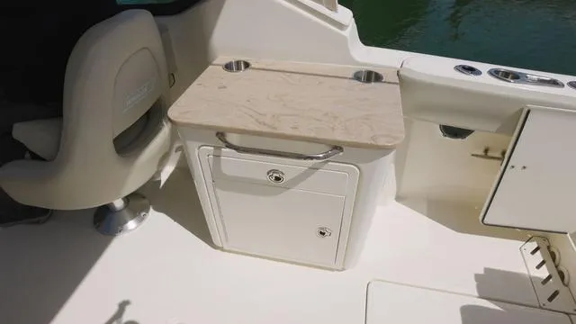 Slide: The Image of Boston Whaler 240 Vantage 2023 - 5