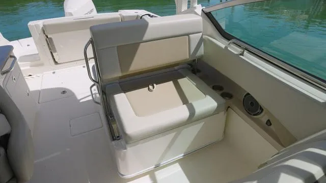 Slide: The Image of Boston Whaler 240 Vantage 2023 - 6