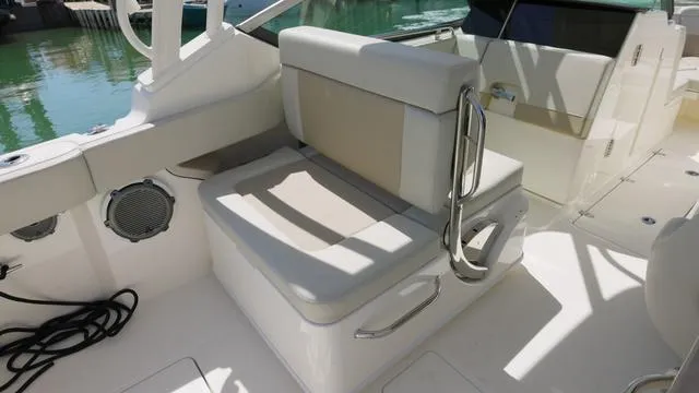 Slide: The Image of Boston Whaler 240 Vantage 2023 - 7