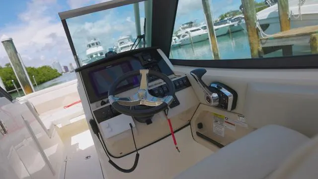 Slide: The Image of Boston Whaler 240 Vantage 2023 - 9