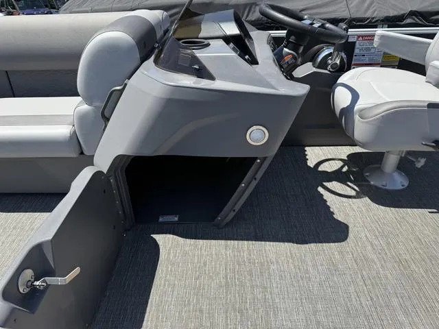 Slide: The Image of Bennington S L Bench 24 SL Tritoon 2025 - 11