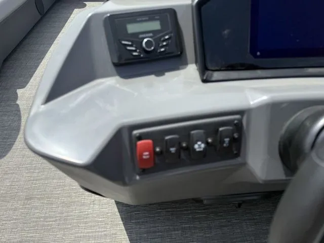 Slide: The Image of Bennington S Quad Bench 24 SSR Tritoon 2025 - 15