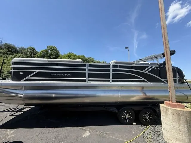 Slide: The Image of Bennington S L Bench 24 SL Tritoon 2025 - 1