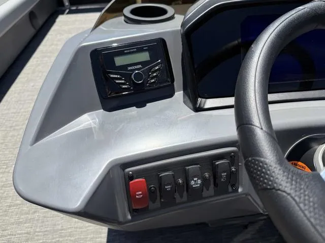 Slide: The Image of Bennington S L Bench 24 SL Tritoon 2025 - 14