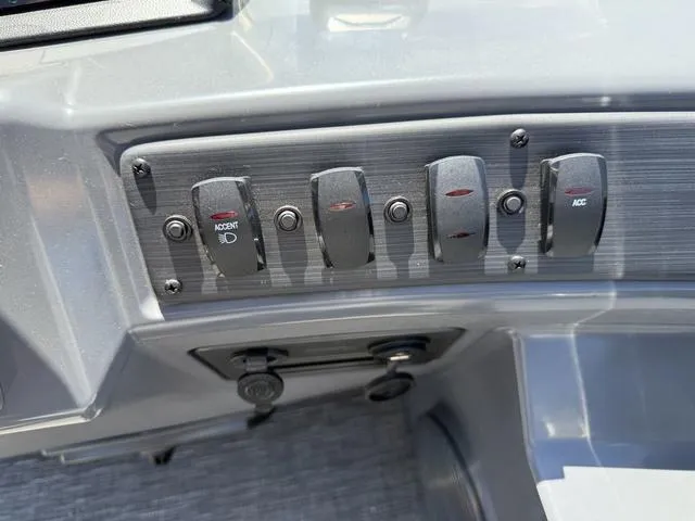 Slide: The Image of Bennington S L Bench 24 SL Tritoon 2025 - 16