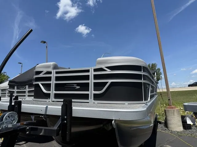 Slide: The Image of Bennington S L Bench 24 SL Tritoon 2025 - 4