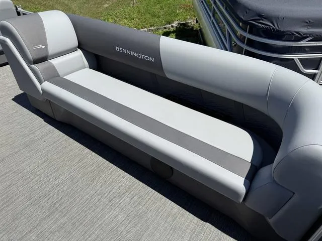 Slide: The Image of Bennington S L Bench 24 SL Tritoon 2025 - 8