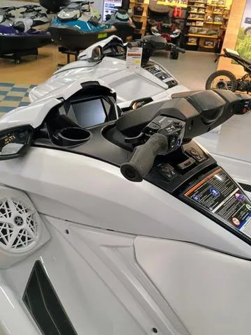 Slide: The Image of Yamaha FX Cruiser SVHO 2025 - 8