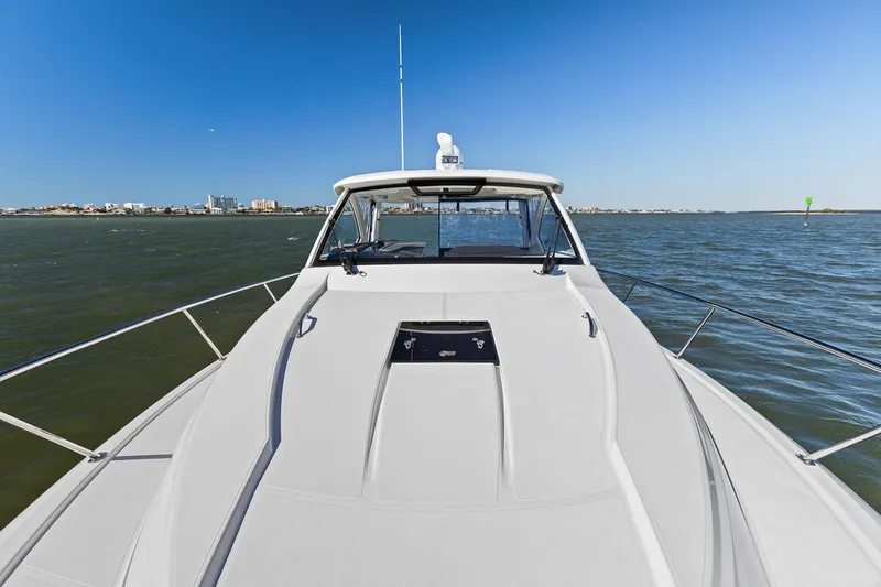 Slide: The Image of Pursuit OS 355 Offshore 2018 - 32