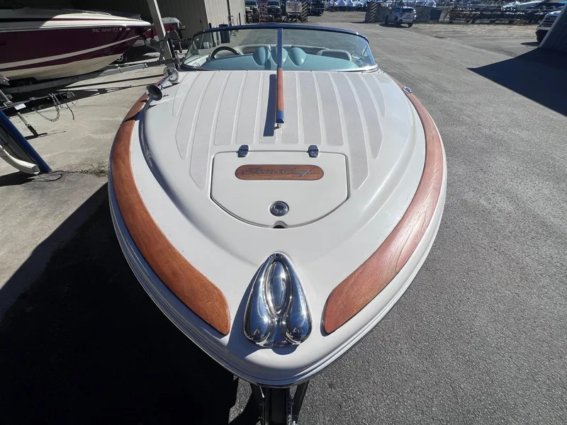 Slide: The Image of 2005 Chris-Craft Speedster boat with sleek design and wooden accents. - 10