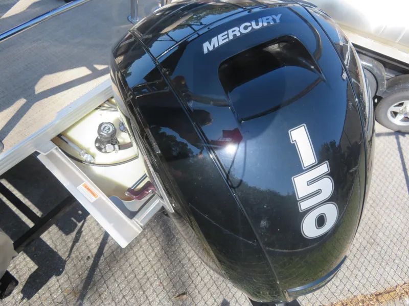 Slide: The Image of 2023 Crest Classic LX 220 with Mercury 150 outboard engine, top view. - 5