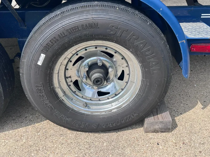 Slide: The Image of Trailer wheel for 2001 Sea Ray 260 Sundancer, featuring ST Radial tire on pavement. - 40