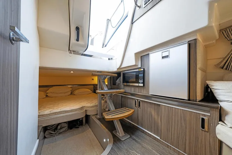 Slide: The Image of Sea Ray 320 Sundancer-OB 2020 - 32